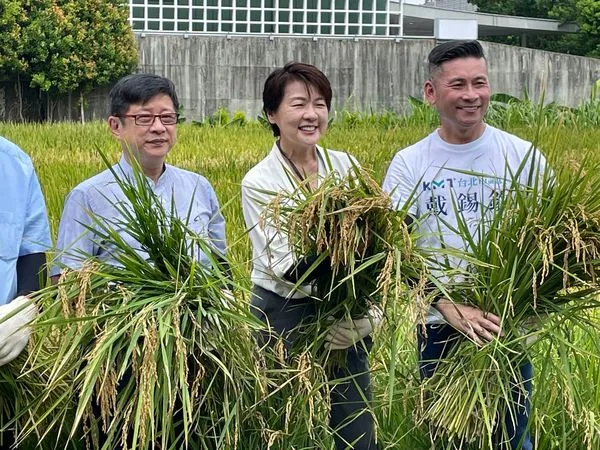 ▲▼黃珊珊出席松菸水稻田 食農新熱點 作伙收成活動。（圖／台北市政府提供）