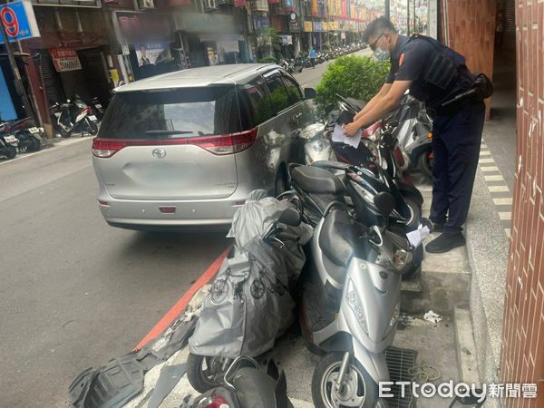 ▲▼中和男開車返家閃流浪貓，連環撞路旁10機車             。（圖／記者陳以昇翻攝）