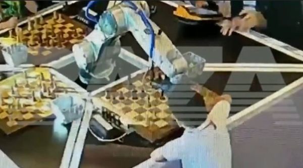 畫面曝光！7歲童「下棋速度太快」惹到AI　手指當場被機器人打斷。（圖／翻攝自Twitter）