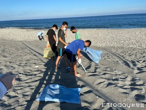 ▲水環境巡守隊、東海國中學生淨灘，清出37公斤廢棄物。（圖／記者楊漢聲翻攝）