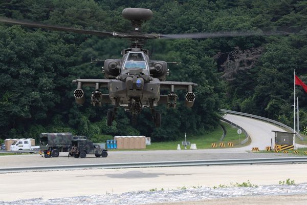 ▲▼美國駐南韓的第2步兵師公開阿帕契攻擊直升機進行實彈射擊演習的畫面。（圖／翻攝自Facebook／2nd Infantry Division）