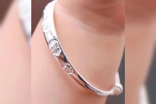 ▲▼銀手鐲變黑。（圖／翻攝陸媒）