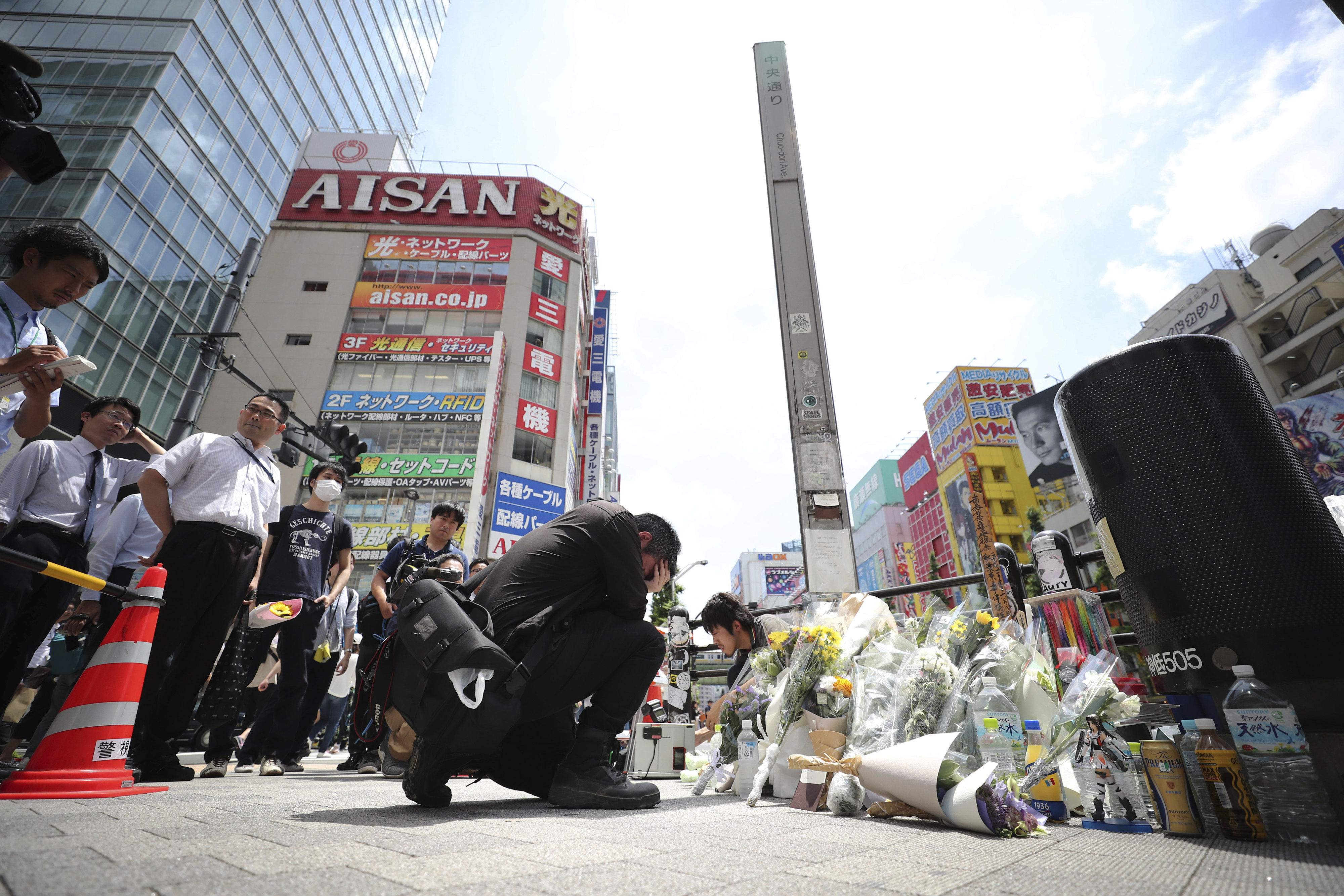 ▲▼ 日本2008年發生秋葉原隨機殺人事件，案發後民眾到現場哀悼。（圖／達志影像／美聯社）