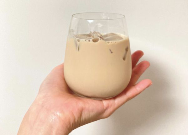 日本全國農業協同組合聯合會近日在推特上介紹一款咖啡牛奶泡法，不管加不加糖都好喝！（翻攝全農広報部【公式】日本の食を味わう推特）