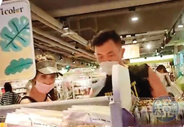 男友替楊麗菁（左）背包包，一起討論要採買的東西。（讀者提供）