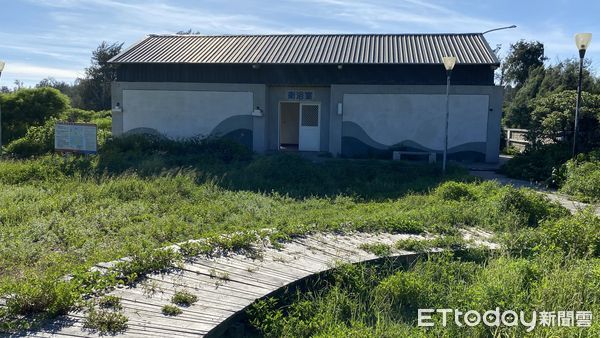 ▲▼金門著名彎月形沙灘溪邊海水浴場 遊客抱怨環境髒亂太噁心。（圖／記者林名揚翻攝）