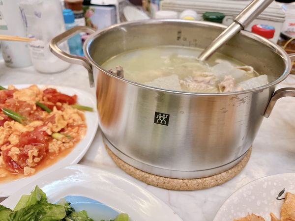 ▲百年老牌德國雙人「湯鍋+廚刀」。（圖／網友V仔提供，請勿隨意翻拍，以免侵權。）
