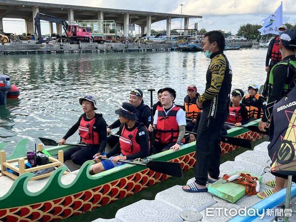 ▲通過民進黨台南市議員第1選區初選王宣貿為了兌現承諾，號召一群勇士26日由布袋鎮海邊划龍舟到澎湖。（圖／記者林悅翻攝，下同）