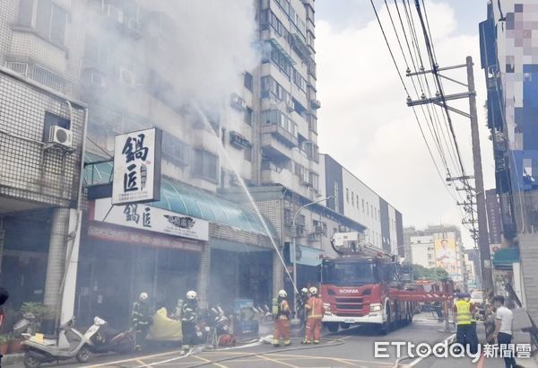 ▲桃園市桃園區慈文路一棟大樓4樓26日上午10時許發生大火，消防人員趕往灌救。（圖／記者沈繼昌翻攝）