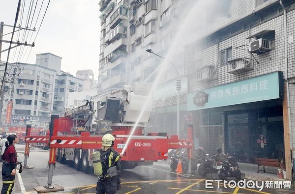 ▲桃園市桃園區慈文路一棟大樓4樓今天上午發生大火，消防人員搶救中。（圖／記者沈繼昌翻攝）