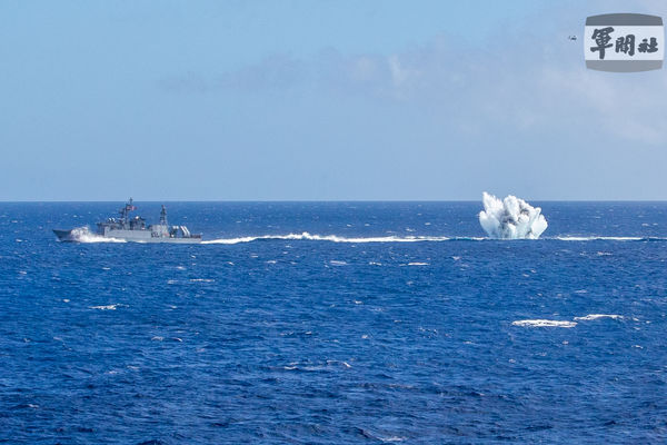 ▲▼錦江級艦投放深水炸彈。（圖／軍聞社）