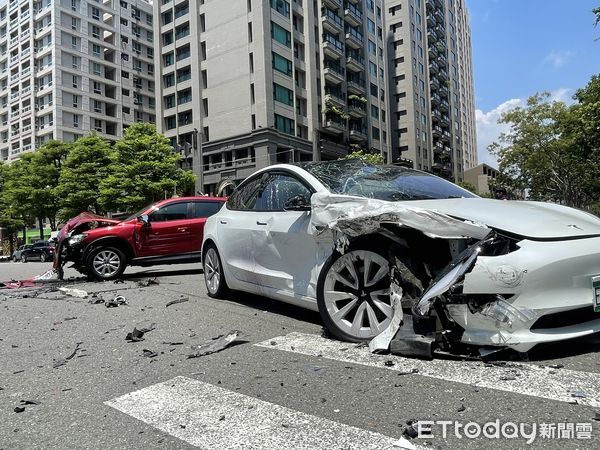 ▲▼ 高雄特斯拉與轎車車禍。（圖／記者吳世龍攝）