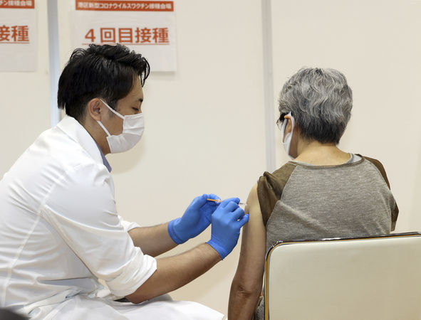 ▲▼日本高齡族群接種第四劑新冠疫苗。（圖／達志影像／美聯社）
