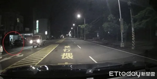 ▲枋寮警分局東海所所長藍清輝、警員彭榆筑幫助高姓女子            。（圖／記者陳崑福翻攝，下同）