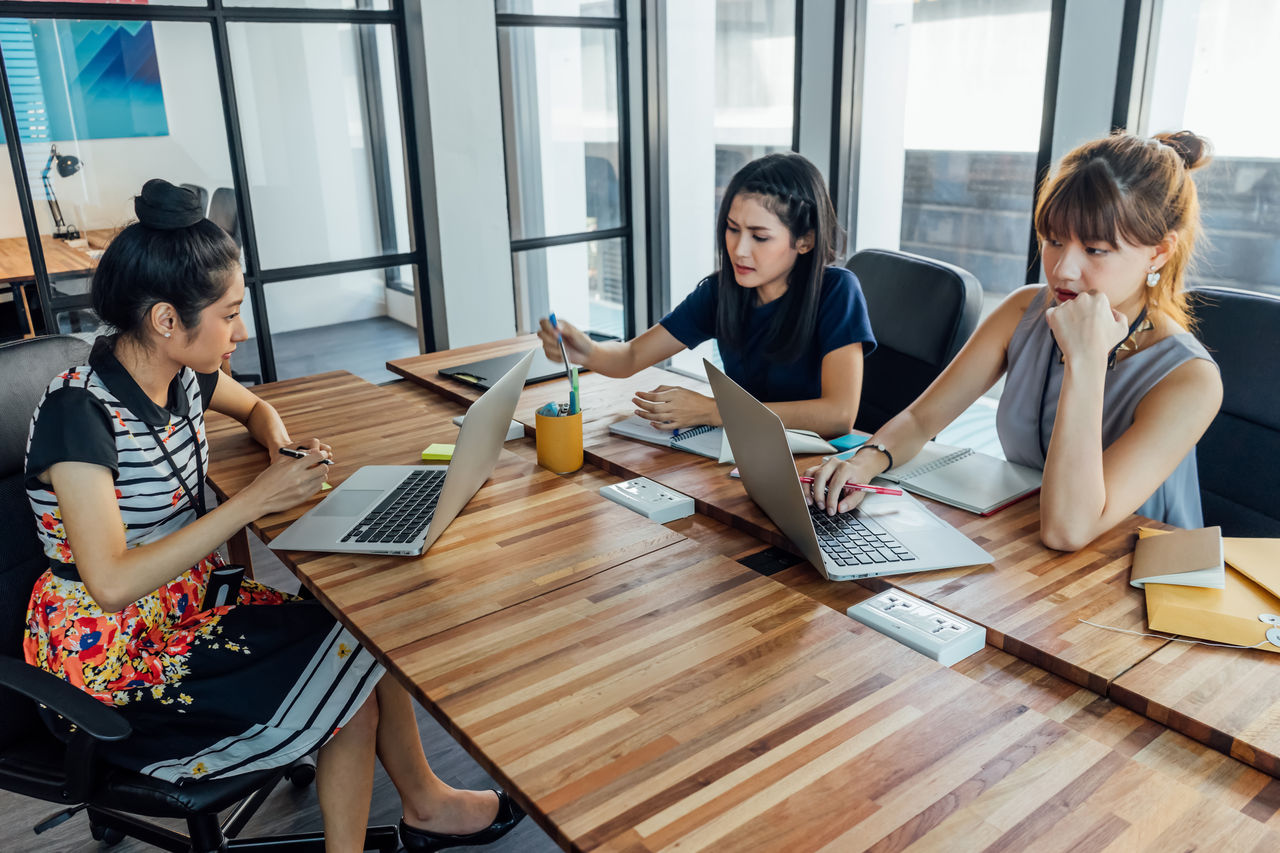 會議開1個多小時!00後新人「舉手丟1問題」主管愣住 她喊勇