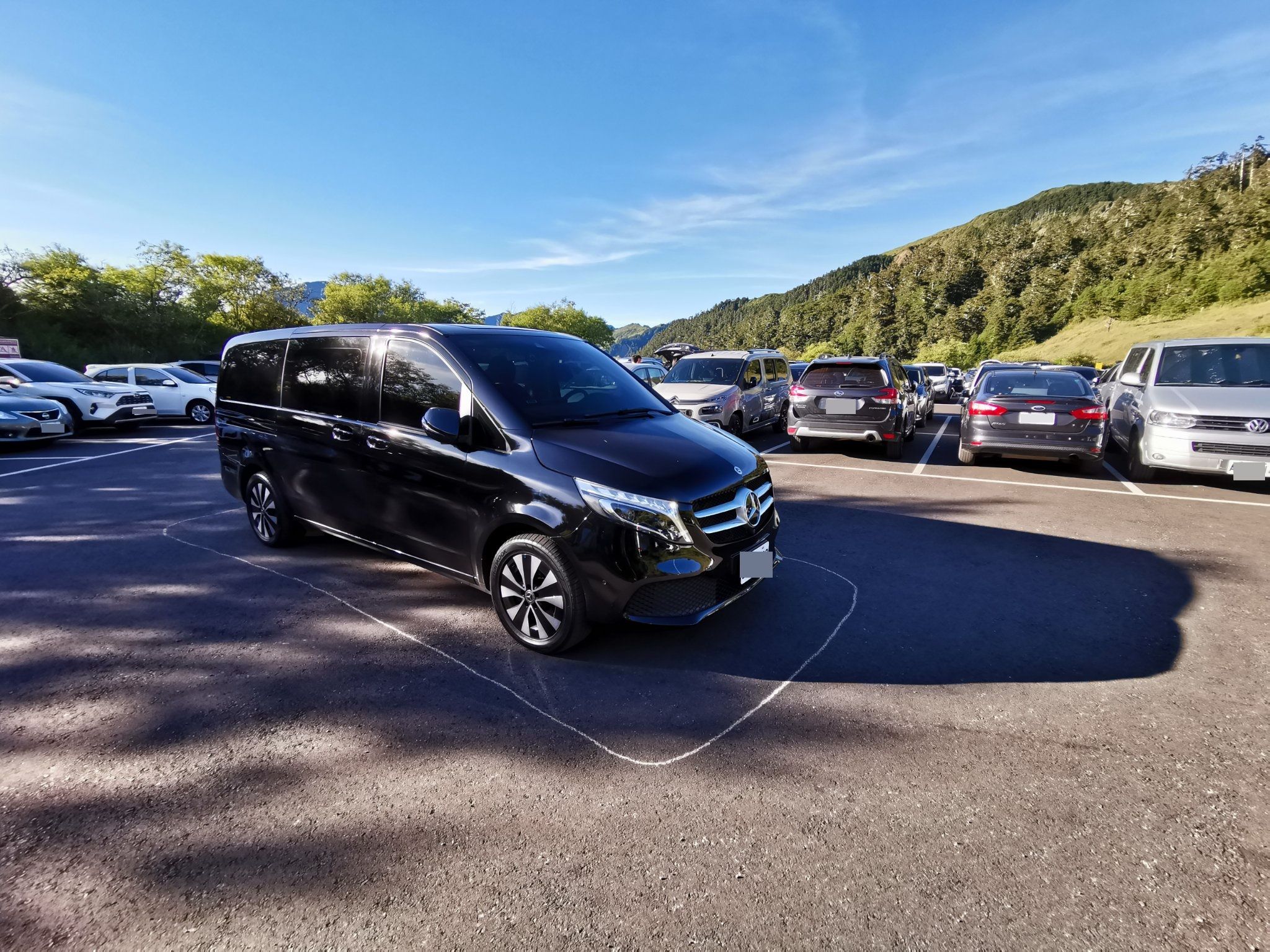 ▲有網友目擊，一名賓士車主直接在停車場「自畫停車格」。（圖／翻攝自Facebook／靠北登山大小事）