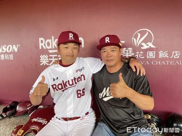 ▲樂天桃猿總教練曾豪駒（左）迎接客座教練陳瑞振（右）。（圖／記者楊舒帆攝）