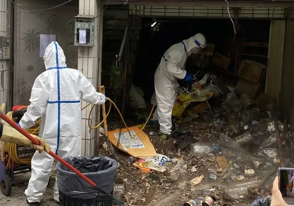 ▲▼高雄一棟透天厝淪為鼠窩，環保局動員清潔隊執行環境髒亂清理與消毒。（圖／高雄市環保局提供）