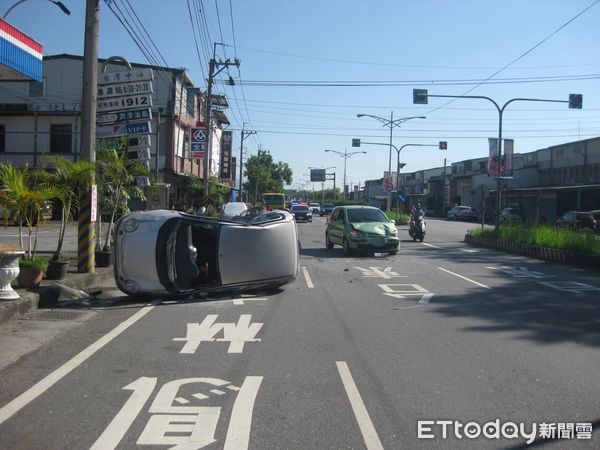 ▲花蓮縣鳳林鎮26日上午發生交通事故，95歲老翁駕駛的銀白色車輛被撞後橫躺路中。（圖／記者柯政誟翻攝）