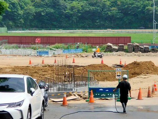 ▲▼基隆4億田徑場重建延宕。（圖／翻攝呂美玲、韓世昱臉書）