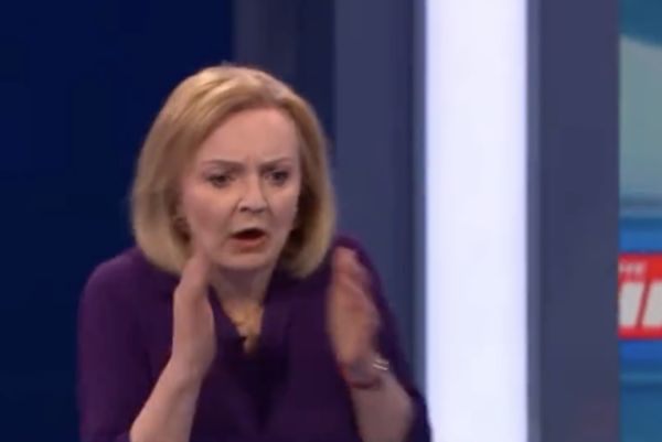 砰一聲！英保守黨魁選舉電視辯論主持人倒地　直播中斷 | ETtoday國
