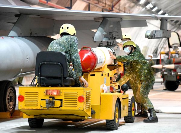 ▲▼第五聯隊佳山基地夜間潛力裝掛作業。（圖／空軍司令部提供）