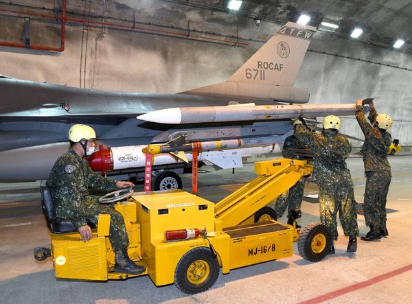 ▲▼第五聯隊佳山基地夜間潛力裝掛作業。（圖／空軍司令部提供）