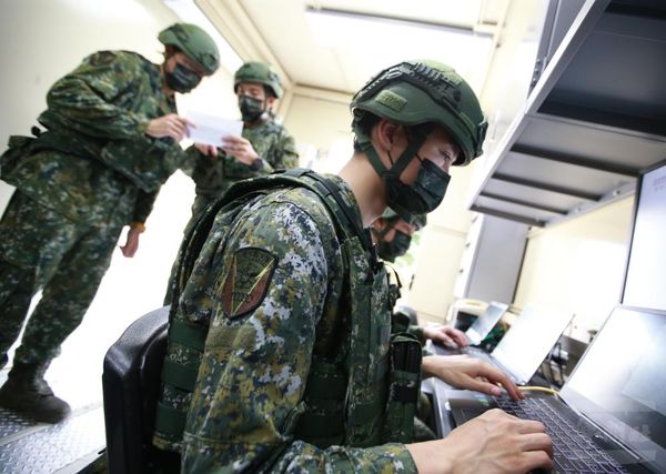 ▲▼國軍「漢光38號」實兵演習也執行「假訊息反制」演練，在二代心戰作業車上製作反制文宣圖卡及影片。。（圖／軍聞社提供）