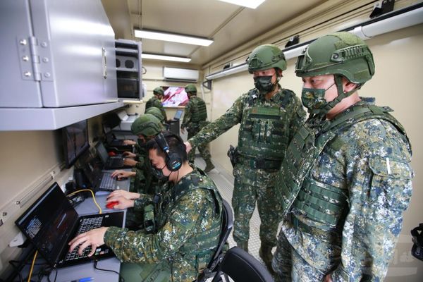 ▲▼國軍「漢光38號」實兵演習也執行「假訊息反制」演練，在二代心戰作業車上製作反制文宣圖卡及影片。。（圖／軍聞社提供）