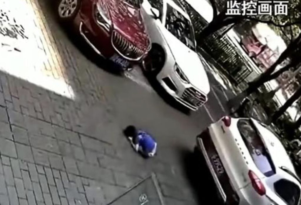 ▲▼4歲男童蹲地玩　被車二度輾過還拖行慘死。（圖／翻攝自影片）