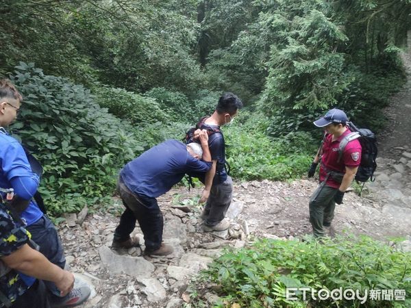 ▲屏東縣政府消防局人員以人力背拉方式將陳男平安護送下山             。（圖／記者陳崑福翻攝，下同）