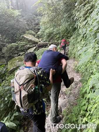 ▲屏東縣政府消防局人員以人力背拉方式將陳男平安護送下山             。（圖／記者陳崑福翻攝，下同）