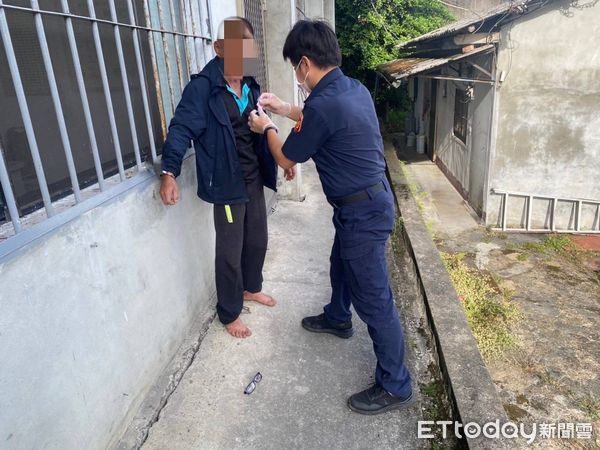 ▲埔里警方翻落草叢、奮勇逮捕毒品通緝犯。（圖／記者高堂堯翻攝，下同）