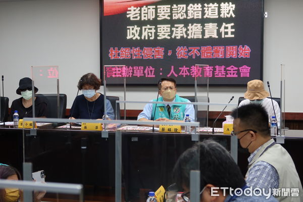 ▲台南市議員蔡旺詮於台南市議會舉行記者會，呼籲在追訴期的受害人站出來，讓名退休教師得到應有的司法審判。（圖／記者林悅翻攝，下同）