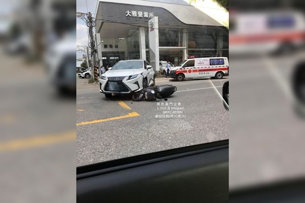 ▲▼百萬名車保養完離廠，迴轉遭無照男撞上。（圖／翻攝臉書／黑色豪門企業）