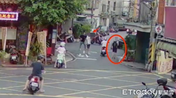 ▲▼陳男（紅圈）當街被嚴男（紅箭頭）堵到，5人將陳男（紅圈）押上車，警方不到1小時在果菜市場救出被害人             。（圖／記者陳以昇翻攝）