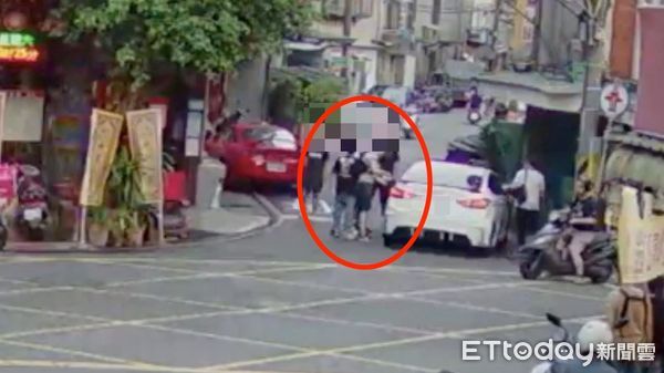 ▲▼陳男（紅圈）當街被嚴男（紅箭頭）堵到，5人將陳男（紅圈）押上車，警方不到1小時在果菜市場救出被害人             。（圖／記者陳以昇翻攝）