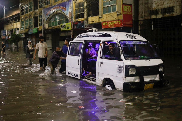 ▲▼巴基斯坦面臨大量季風降雨，多地洪水已造成310人死亡。（圖／路透）