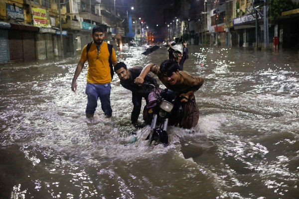 ▲▼巴基斯坦面臨大量季風降雨，多地洪水已造成310人死亡。（圖／路透）