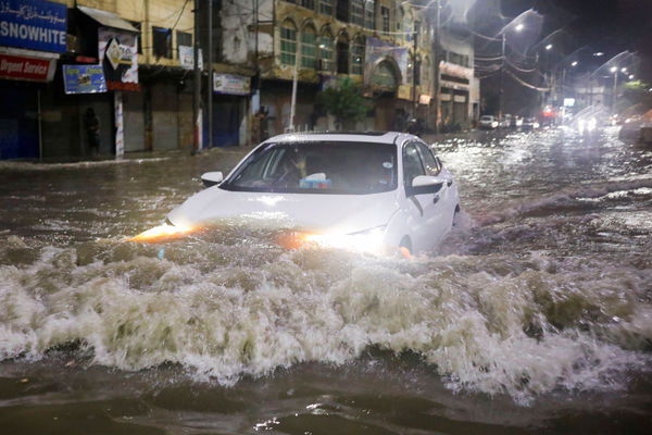 ▲▼巴基斯坦面臨大量季風降雨，多地洪水已造成310人死亡。（圖／路透）