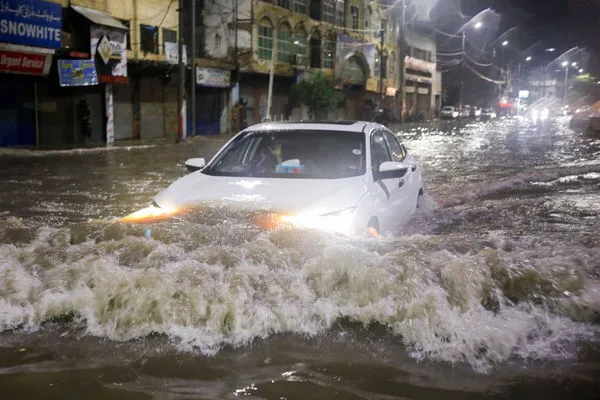 ▲▼巴基斯坦面臨大量季風降雨，多地洪水已造成310人死亡。（圖／路透）