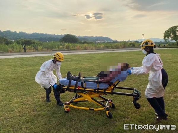 ▲▼女登山客扭傷困能高山南峰營地　空勤總隊出動黑鷹直升機救援。（圖／記者鄧木卿翻攝）