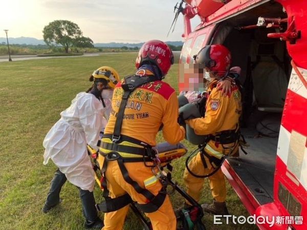 ▲▼女登山客扭傷困能高山南峰營地　空勤總隊出動黑鷹直升機救援。（圖／記者鄧木卿翻攝）