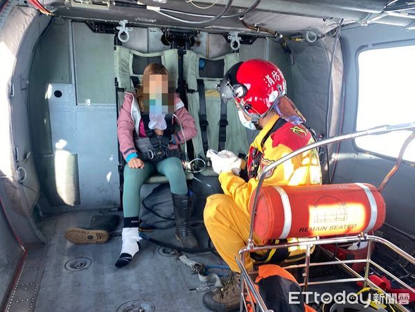 ▲▼女登山客扭傷困能高山南峰營地　空勤總隊出動黑鷹直升機救援。（圖／記者鄧木卿翻攝）