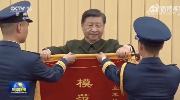 ▲中共中央軍委主席習近平授予解放軍空軍某部地空導彈二營榮譽稱號。（圖／翻攝央視）