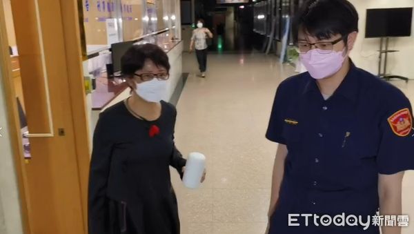 ▲▼   陳信瑜涉貪交保，一臉疲憊步出北檢          。（圖／記者游宗樺攝）