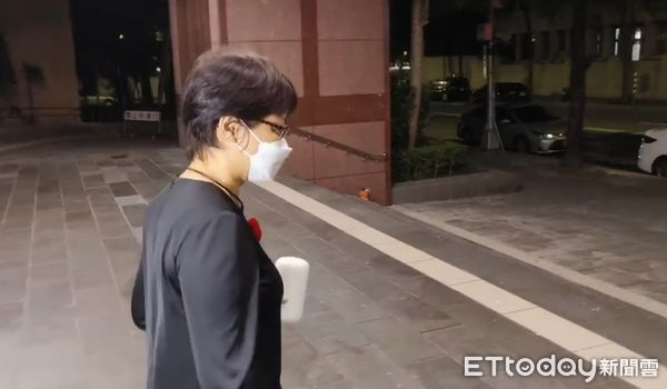 ▲▼   陳信瑜涉貪交保，一臉疲憊步出北檢          。（圖／記者游宗樺攝）