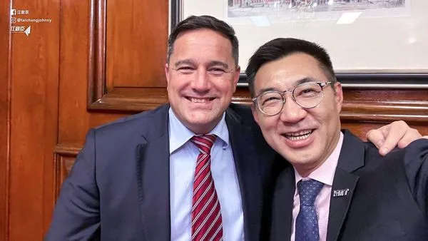 ▲江啟臣與史汀胡辛（John steenhuisen）合照。（圖／翻攝自Facebook／江啟臣）