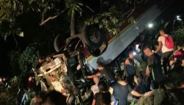 公車翻覆滾落山路18死亡34人受傷　流血乘客爬窗逃生畫面曝光！（圖／翻攝自Twitter）