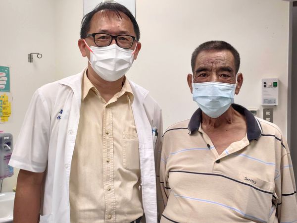 ▲▼林俊昌醫師(左)與順利完成移植的病人合影。（圖／馬偕醫院提供）